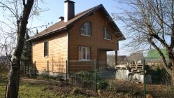 Деревянный дом из тонкого клееного бруса, обшитого вагонкой