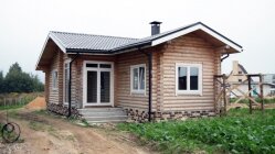 Деревянный дом и баня из оцилиндрованного бревна в д. Масловичи